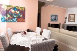 Posezení v ubytování Seaside Serenity - Stylish Seaview Home
