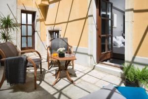 拉賓的住宿－Rialto Residence，阳台的天井配有桌椅