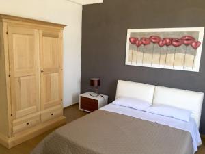 A bed or beds in a room at Porto Gaio Accomodation