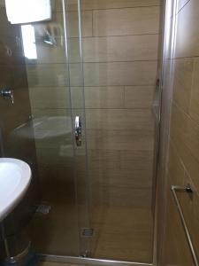 A bathroom at Porto Gaio Accomodation