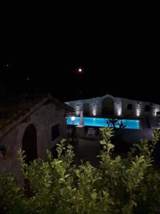 una vista notturna di un edificio con luci blu di Casale Rocca Russa B&B a Villaggio Mosè