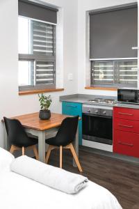 uma cozinha com uma mesa, cadeiras e um fogão em Zeederberg Corner em Paarl