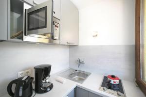 A kitchen or kitchenette at Apartment Domizil Maria