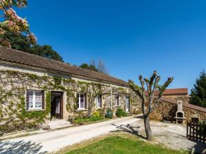 Villefranche-du-PérigordにあるBeautiful holiday home with nature viewsの木の目の前の石造り