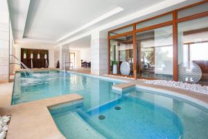 Basen w obiekcie Grupotel Aguait Resort & Spa - Adults Only lub w pobliżu