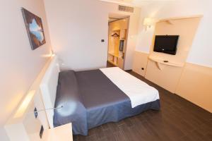 Un pat sau paturi într-o cameră la Hotel Mediterraneo