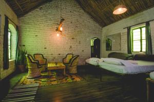 une chambre avec deux lits, une table et des chaises dans l'établissement Shannu's Ranch Inn, à Pushkar