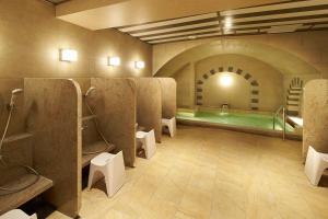 - une salle de bains avec une piscine dans un bâtiment dans l'établissement DEL style Osaka Higashi Temma by Daiwa Roynet Hotel, à Osaka