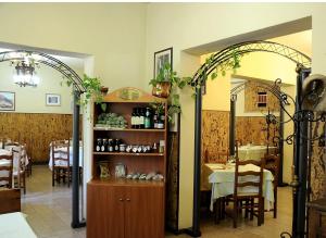 comedor con mesa, sillas y un arco en Le Copertelle Bed & Breakfast, en Serra San Quirico