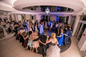 un grupo de personas bailando en una boda en URychertow, en Kiełpino