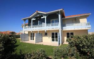 ein großes Haus mit Balkon darüber in der Unterkunft Résidence Indigo II - Ocean Plage Résidences in Biscarrosse-Plage