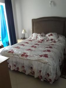 เตียงในห้องที่ Residence Dayet Aoua