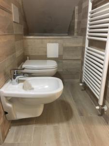 A bathroom at Casa Mario Lupo - Apartments and Rooms