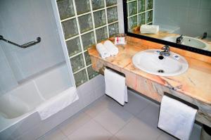 y baño con lavabo, ducha y bañera. en Hotel Museo Los Infantes, en Santillana del Mar 37 fotos más