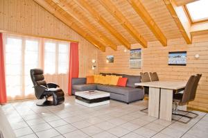 sala de estar con sofá y mesa en Apartment Dolomit DG - GRIWA RENT AG, en Grindelwald