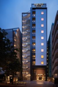 東京にあるネストホテル東京半蔵門の三星の看板が横に建つ建物