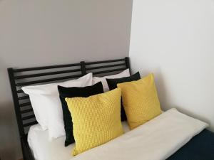 
Łóżko lub łóżka w pokoju w obiekcie Warsaw Budget Apartments
