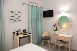 TV tai viihdekeskus majoituspaikassa Shalom Luxury Rooms Kondilaki