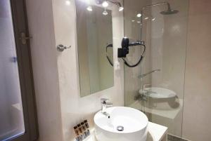 Kylpyhuone majoituspaikassa Shalom Luxury Rooms Kondilaki