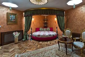 1 dormitorio con 1 cama grande en una habitación en Sokullu Pasa Hotel - Special Class en Estambul