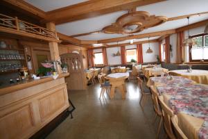 Reštaurácia alebo iné gastronomické zariadenie v ubytovaní Pension Thorerhof