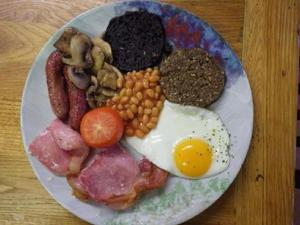 un plato con un huevo y diferentes tipos de comida en Davar en Lochinver