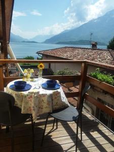 - une table sur un balcon avec vue sur l'eau dans l'établissement Casa Di Lena, à Gravedona