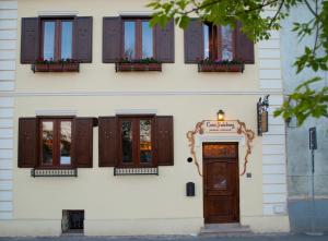 a building with windows and a wooden door at Casa Salzburg in Sibiu