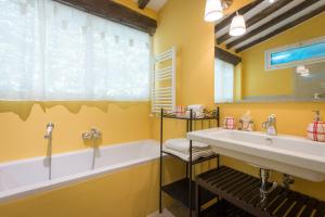 Kúpeľňa v ubytovaní Villa in Private Estate,shared Pool,parking,3km to Ponte Vecchio