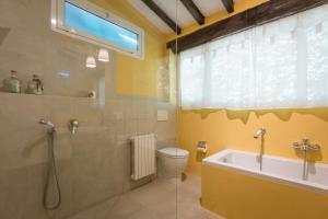 Kúpeľňa v ubytovaní Villa in Private Estate,shared Pool,parking,3km to Ponte Vecchio