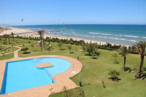 Una vista aérea de una piscina junto a una playa. en Santa Ana 22 by homeprive, en El Verger
