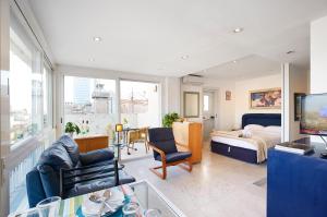 un soggiorno con camera da letto, letto e tavolo di Apartamentos Calvet a Barcellona