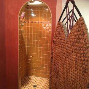 Montcuqにあるラ バスティード デ ラ ボルド グランデのタイルフロアのバスルーム(鏡付きシャワー付)