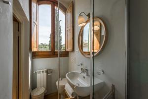 Kúpeľňa v ubytovaní Villa in Private Estate,shared Pool,parking,3km to Ponte Vecchio