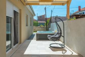 Patio alebo iná vonkajšia časť ubytovania Villa Donato with Jacuzzi