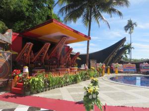 un complejo con piscina y tobogán en Toraja Heritage Hotel, en Rantepao