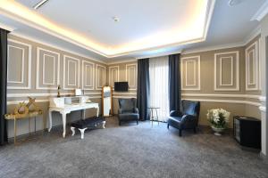 TV a/nebo společenská místnost v ubytování D'LUX BOUTİQUE HOTEL