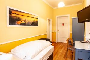 a bedroom with a bed and a painting on the wall at Hotel Silesia in Görlitz