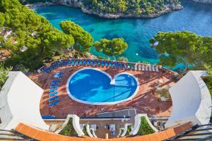 uma vista aérea de um resort com uma grande piscina em Cabot Cala Ferrera em Cala d´Or