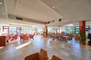 Restauracja lub miejsce do jedzenia w obiekcie Cabot Cala Ferrera