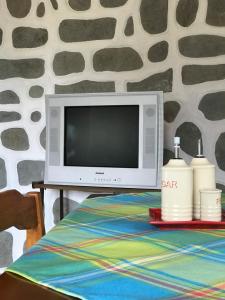 una TV seduta sopra un tavolo di Lucky Farm House a Potamiá