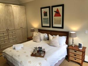 ein Schlafzimmer mit einem Bett und einem Tablett darauf in der Unterkunft Dalton House in Kapstadt