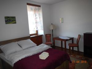 ザコパネにあるApartament Providentia Zakopane Witkiewicza 3のベッドルーム1室(ベッド1台、テーブル、椅子付)