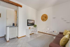 Televízia a/alebo spoločenská miestnosť v ubytovaní Villa I Barronci Resort & Spa