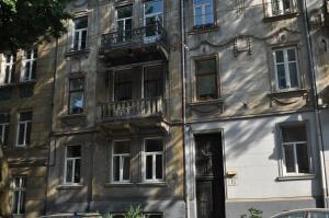 un vecchio edificio con finestre e porta di Apartament-Minihotel Elpida a Lviv
