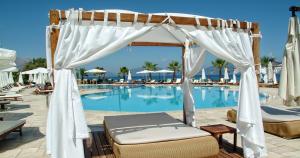 Bazén v ubytování Ionian Emerald Resort nebo v jeho okolí