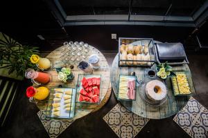 an overhead view of a table with food on it at Hotel Cielo in Porto Velho