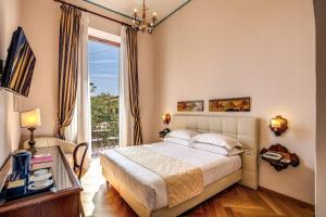 a bedroom with a bed and a window at Hotel Croce Di Malta in Florence