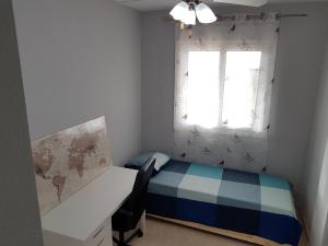 ein kleines Schlafzimmer mit einem Bett und einem Schreibtisch in der Unterkunft Apartment in South Aguadulce - Beach in Aguadulce