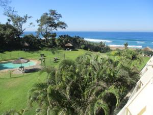 uma vista para o oceano a partir da varanda de um resort em 22 Kyalanga Beachfront Apartment em Durban